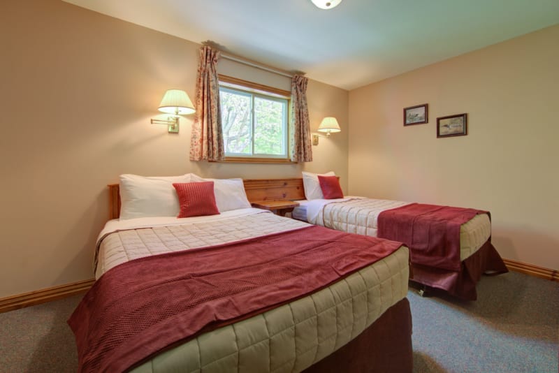 Kawartha A bedroom with queen bed and single bed.